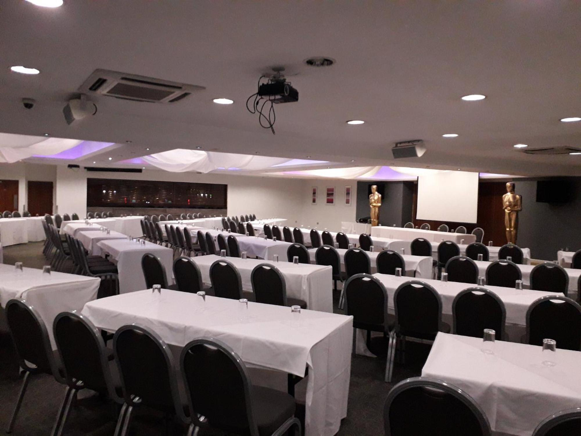 Holiday Inn - Manchester - Oldham By Ihg מראה חיצוני תמונה